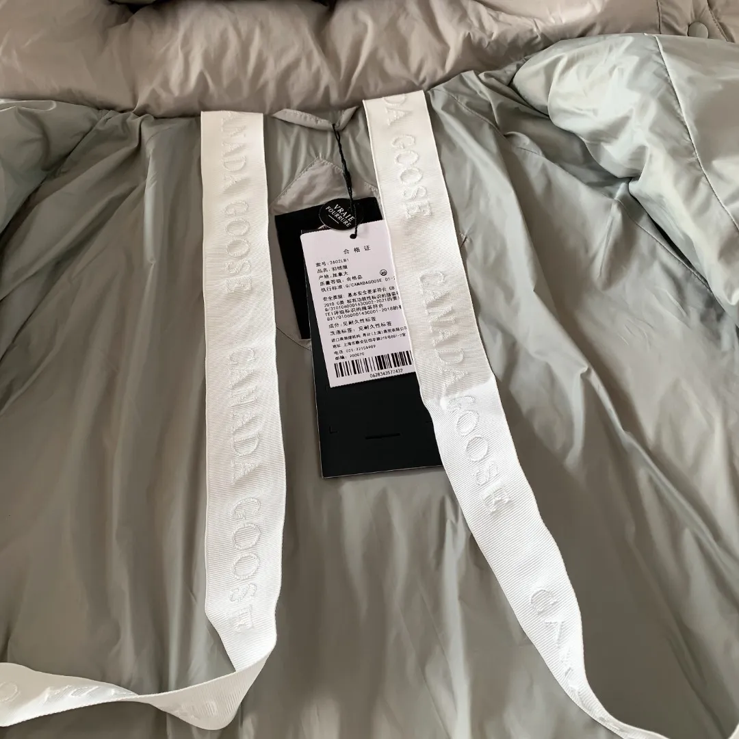 [Moonlight Lime] Style number: Y 109 𝘾𝘼𝙉𝘼𝘿𝘼 𝙂𝙊𝙊𝙎𝙀/Canada Goose 2602LB 1 Capsule Series Macaron Parka Size: XS S M L XL Down: National standard 80% white duck down, light weight and strong warmth retention. Fabric: Made of soft Endura Luxe fabric and CORDURA imported from Du Pont Company of the United States, which enhances the durability of easy-to-wear parts, is lightweight and durable; the inner liner is made of T anti-velvet gallbladder, which is comfortable, soft and non-velveting.